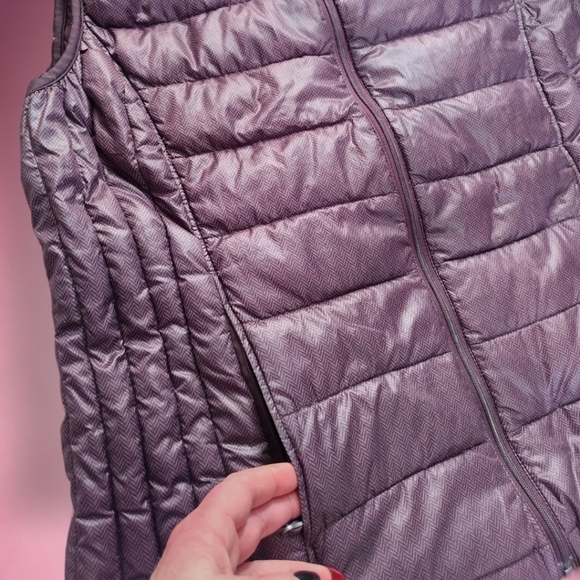 32°Heat Lightweight Water Resistant Puff Vest | Size XL | Mulberry | EUC - Picture 5 of 11